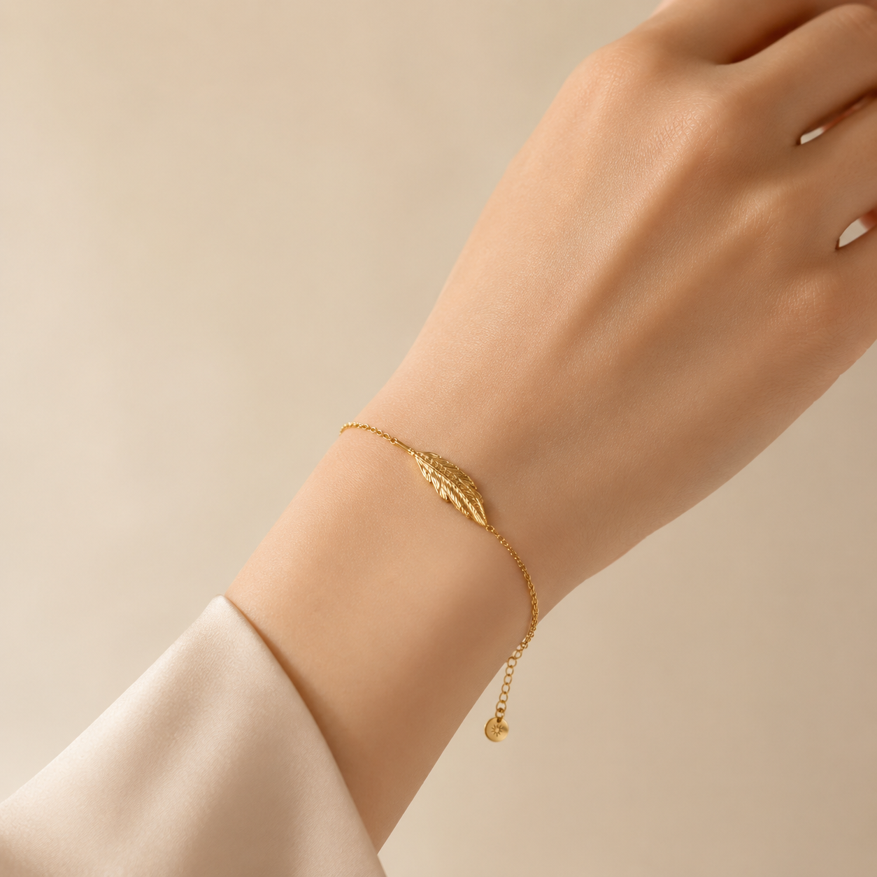 Golden Feather Charm Bracelet – Elegant Gold-Tone Minimalist Jewelry